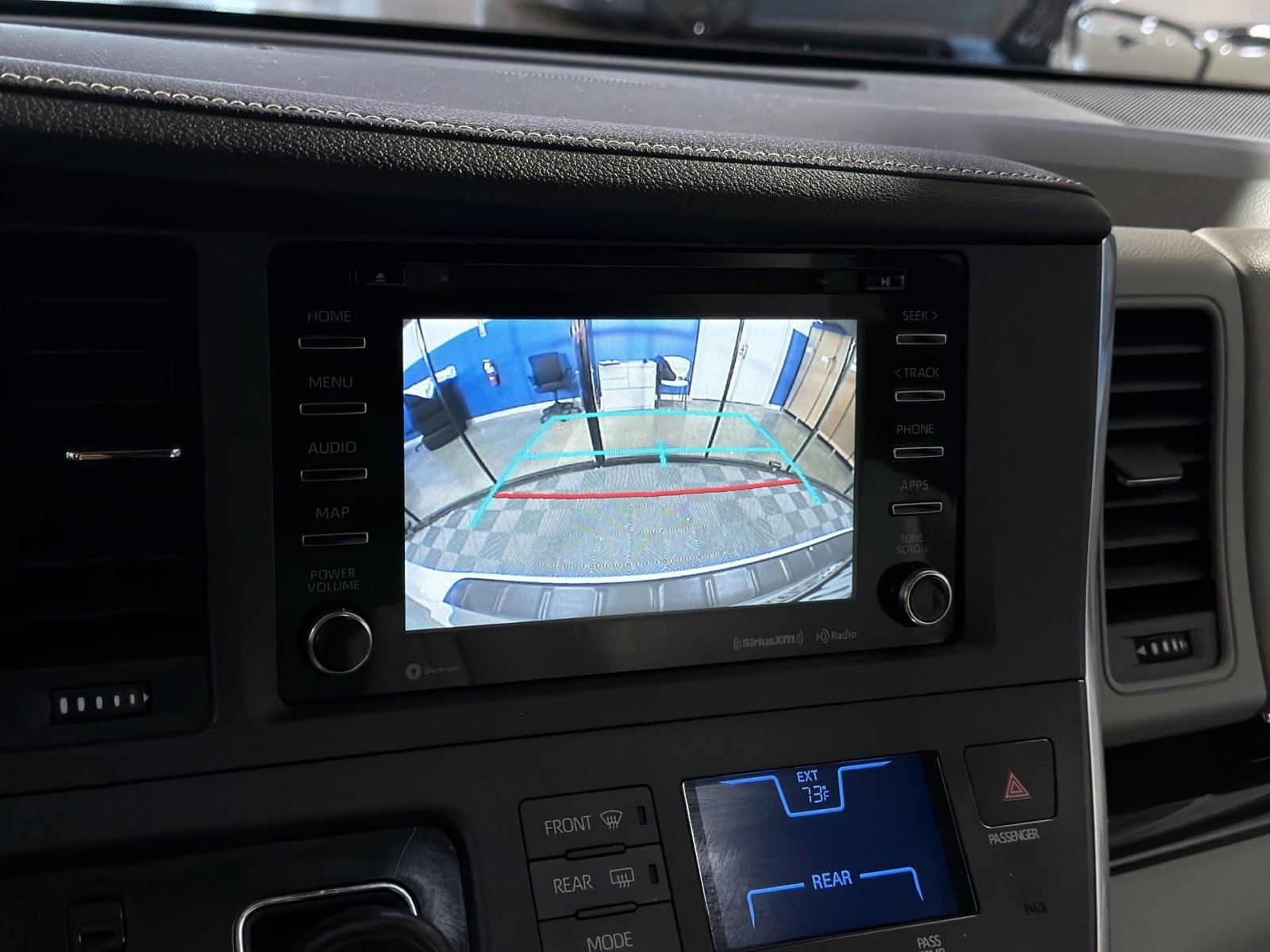 Used 2018 Toyota Sienna XLE Premium FWD image 32