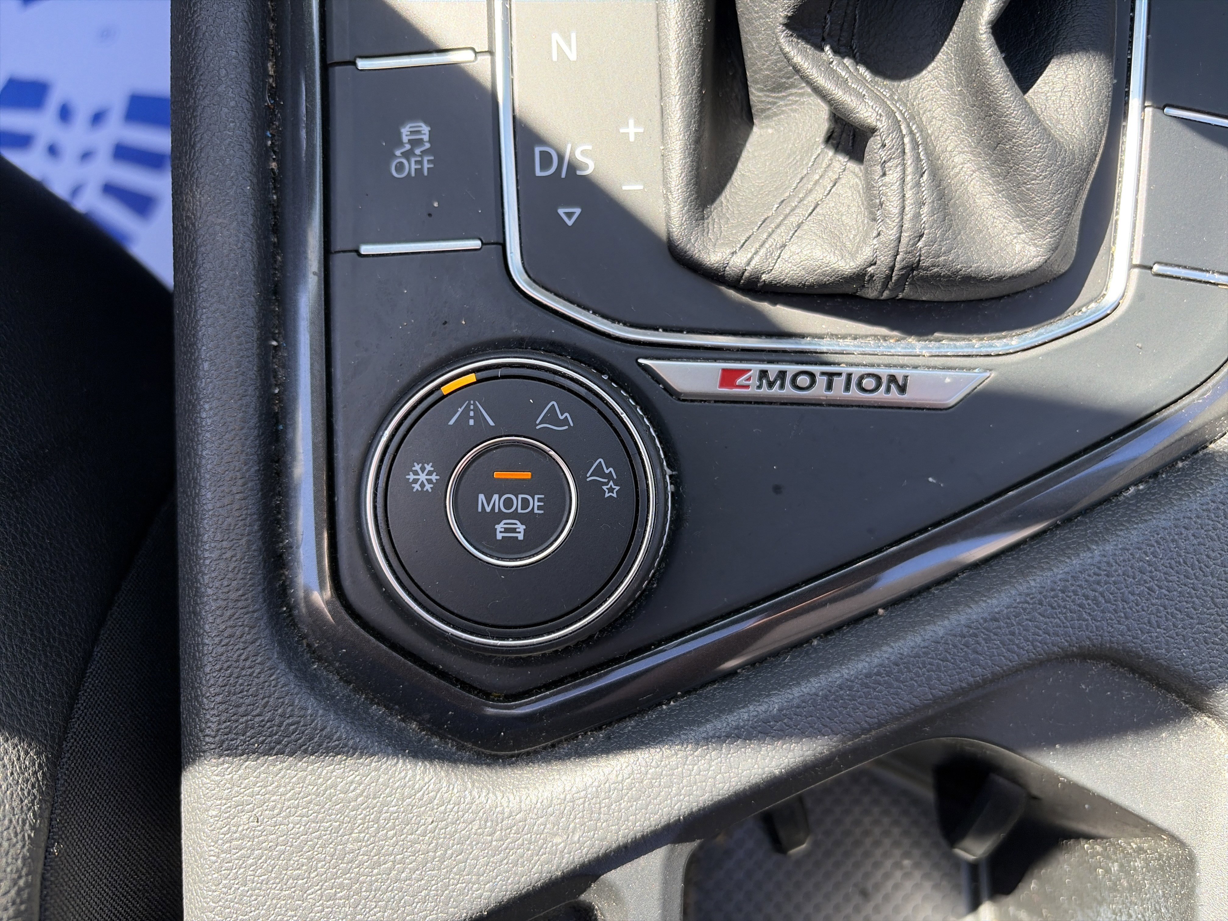 Used 2018 Volkswagen Tiguan SEL w/ 3rd Row Seat Package image 45