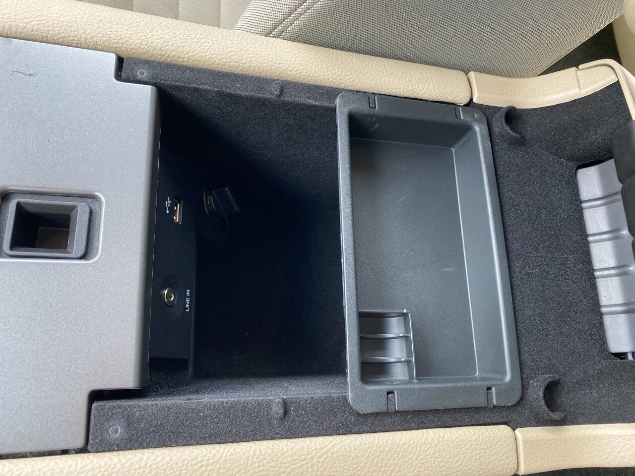 Used 2015 Ford Taurus SE FWD image 19