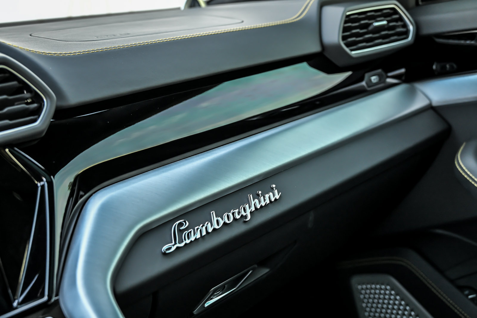 Used 2024 Lamborghini Urus S AWD/4WD image 39