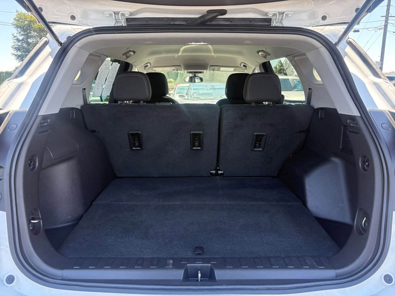Used 2024 GMC Terrain SLE FWD image 30