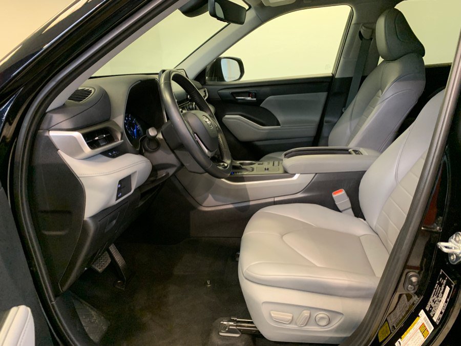 Used 2021 Toyota Highlander XLE AWD/4WD image 21