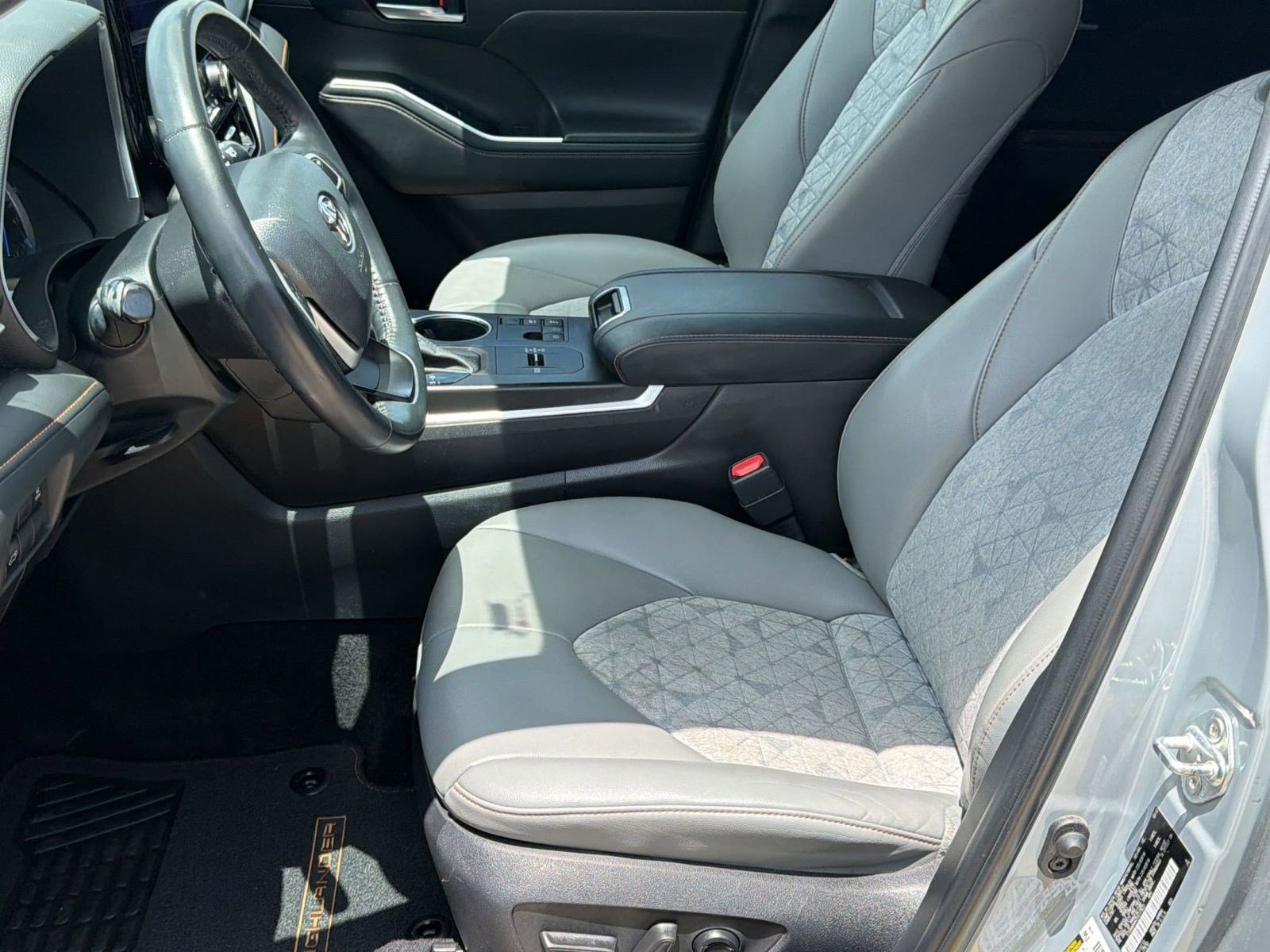 Used 2023 Toyota Highlander Bronze Edition FWD image 5