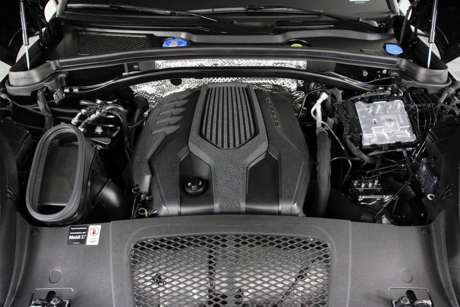 Certified 2025 Porsche Macan Turbo image 26