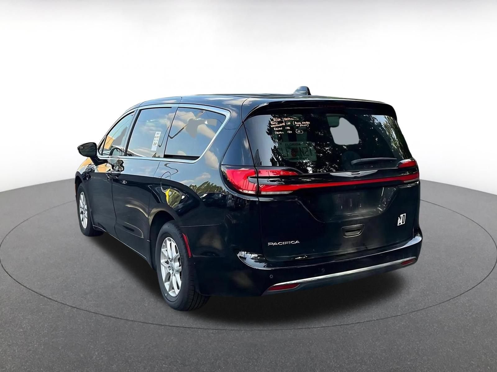Used 2024 Chrysler Pacifica Touring-L FWD image 12