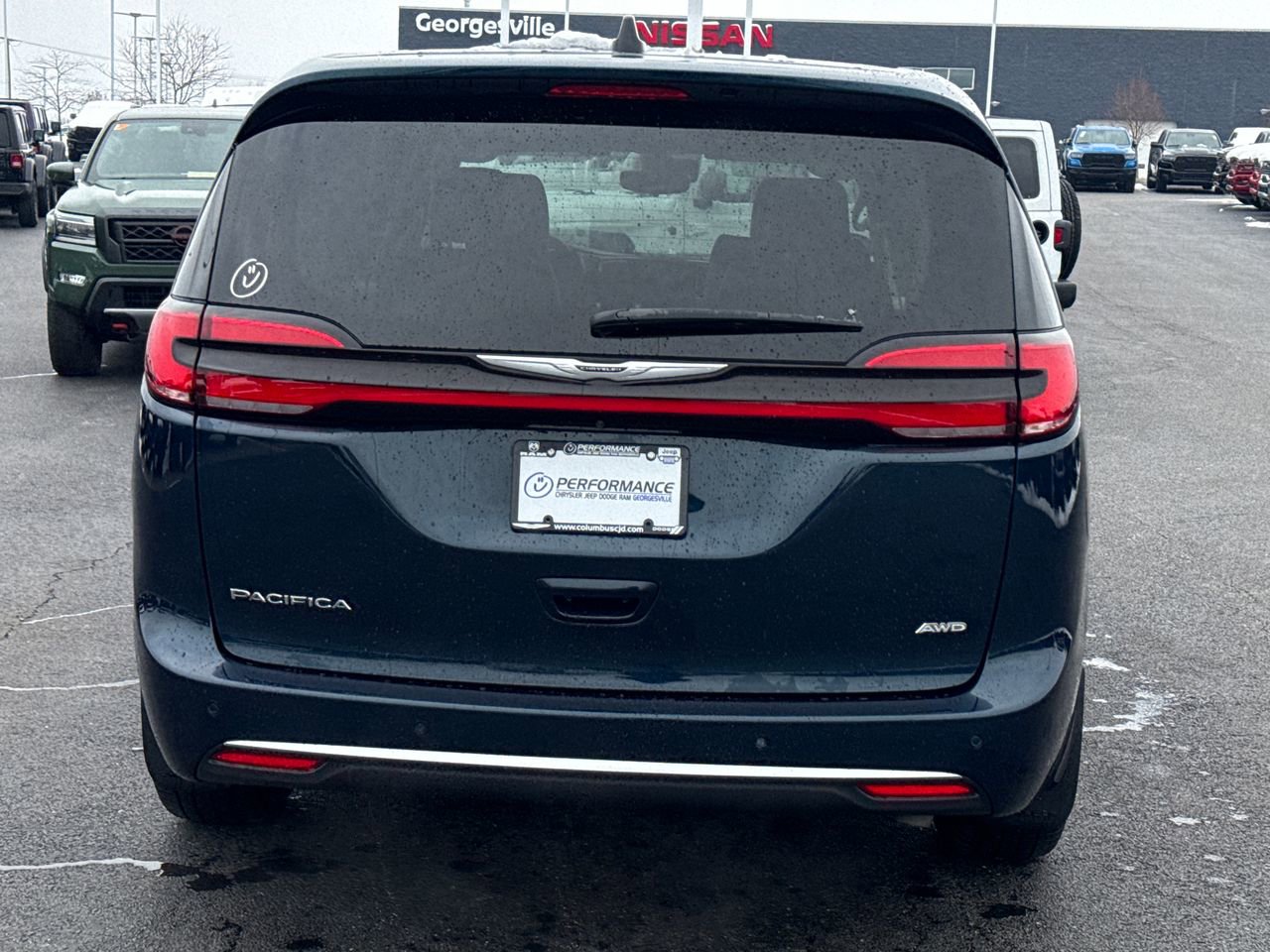 Used 2024 Chrysler Pacifica Touring-L image 4