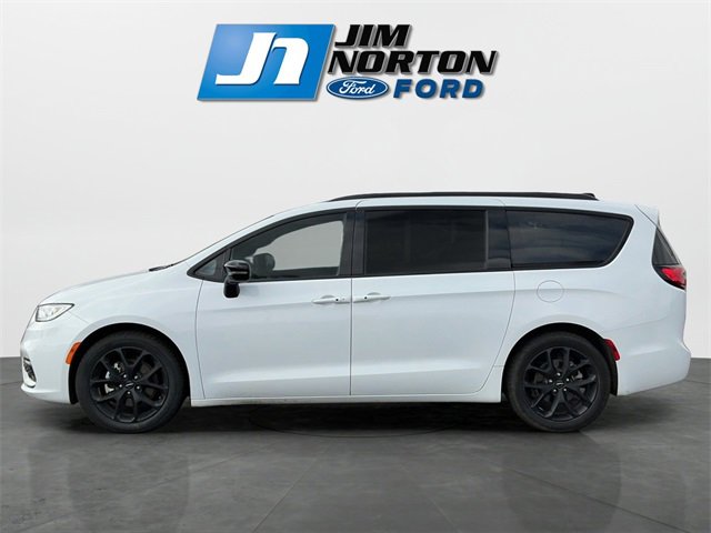 Used 2025 Chrysler Pacifica Limited image 6