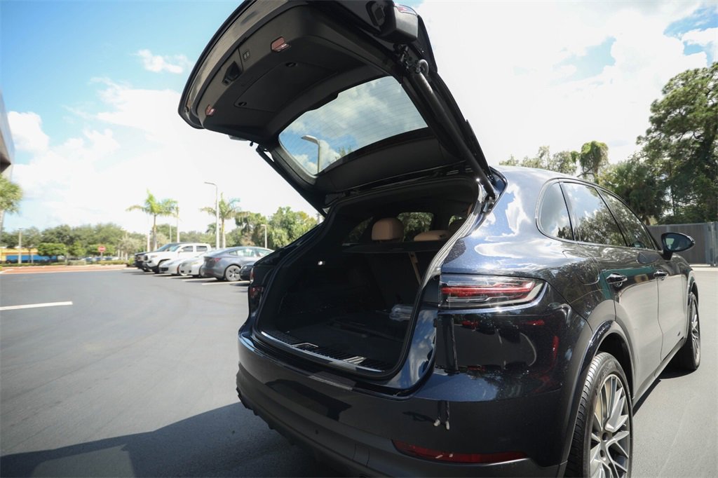 Used 2022 Porsche Cayenne Platinum Edition image 16