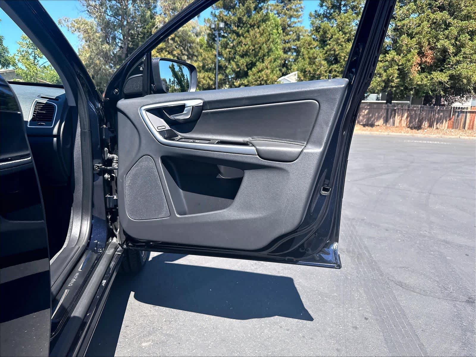 Used 2016 Volvo XC60 T5 Premier w/ Proximity Package FWD image 27