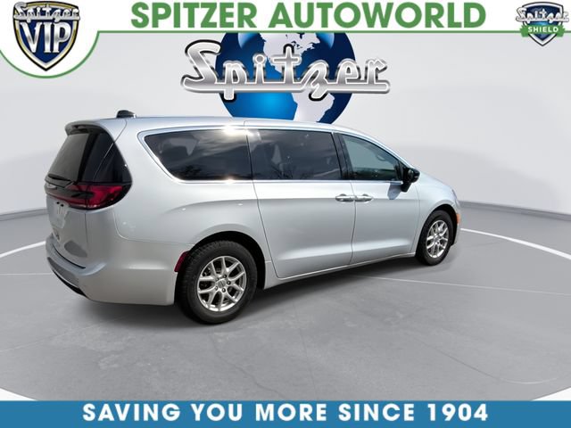Used 2024 Chrysler Pacifica Touring-L FWD image 9
