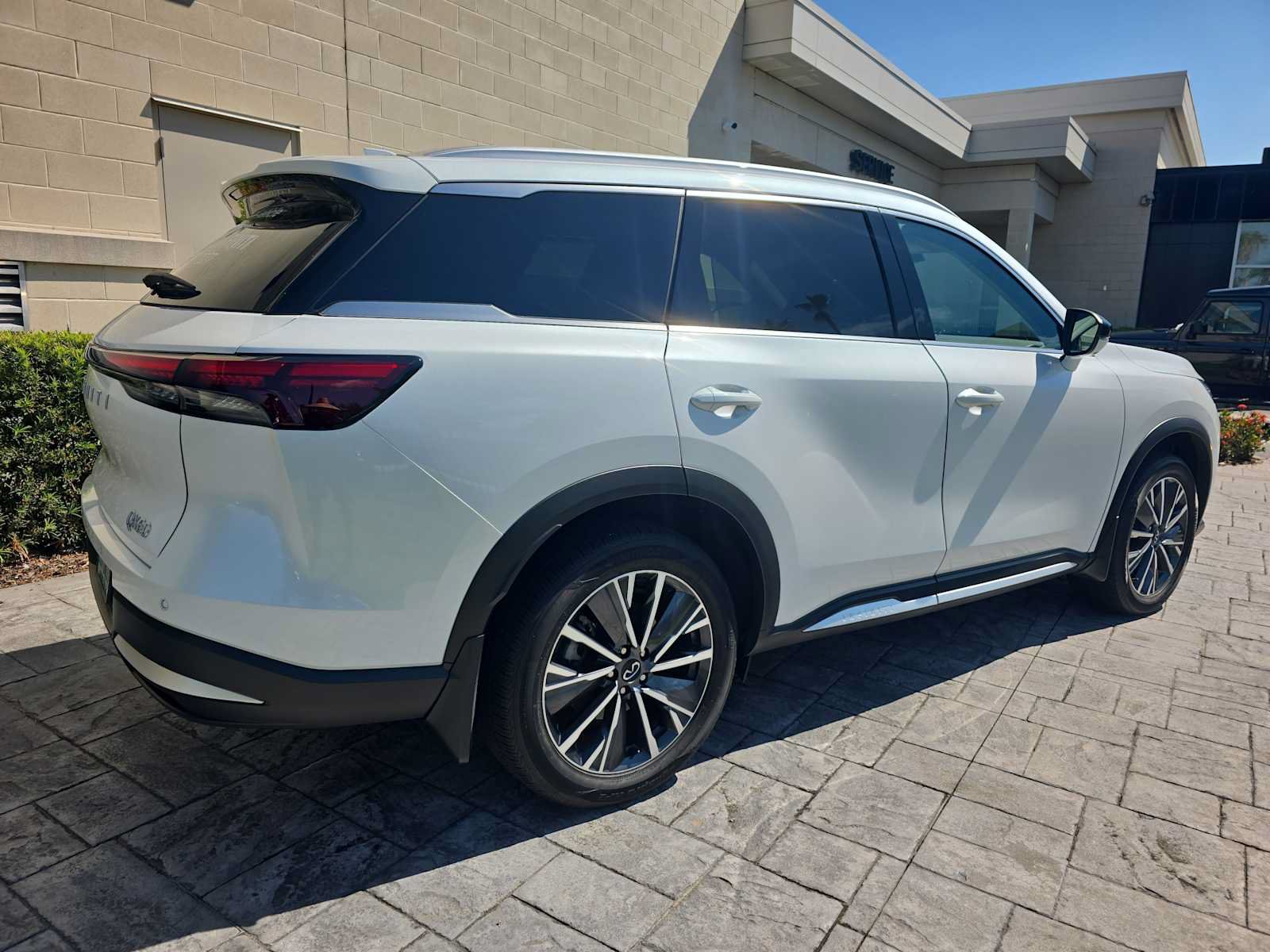 Certified 2026 INFINITI QX60 Luxe w/ Cargo Package FWD image 3