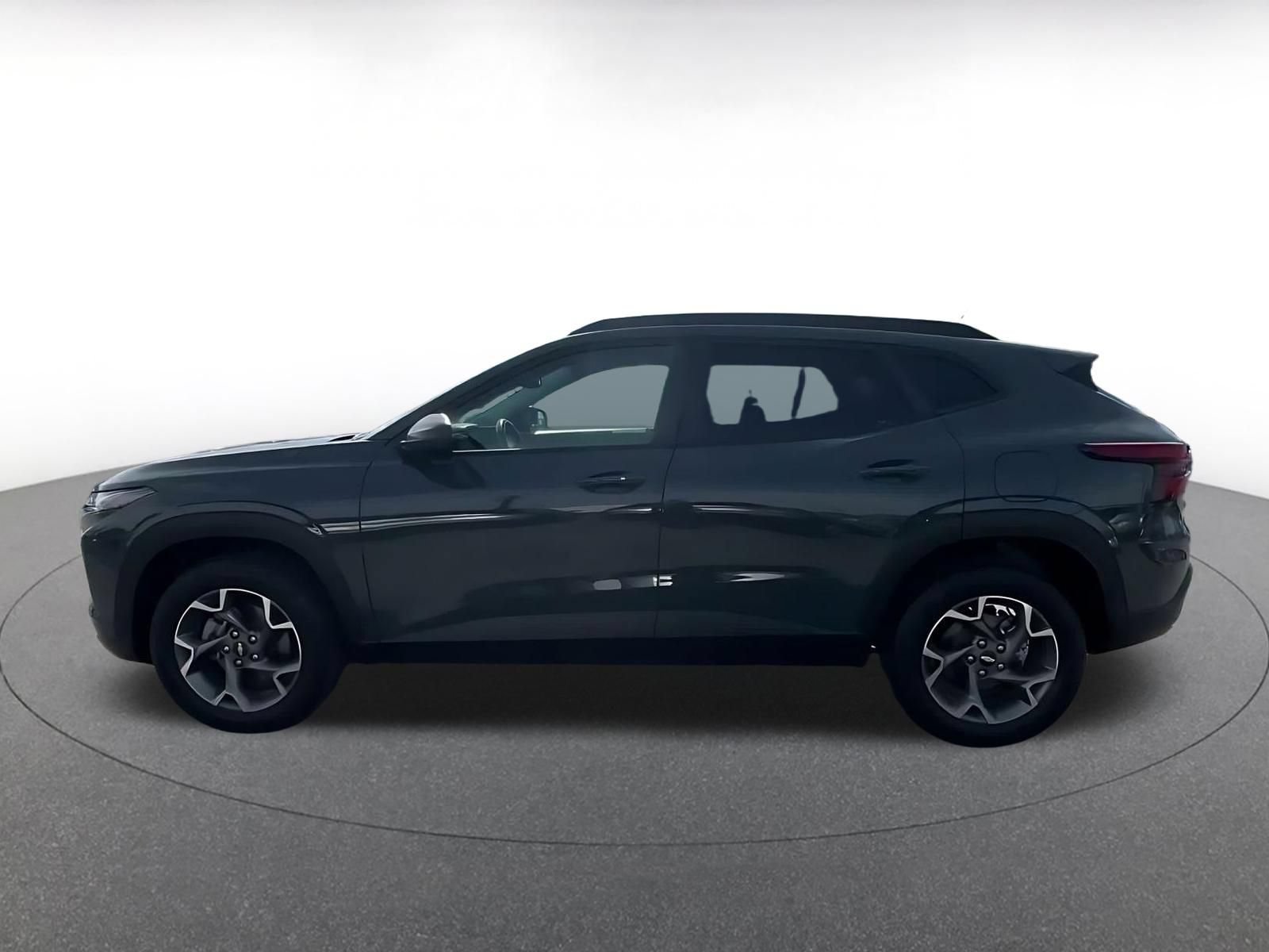Used 2025 Chevrolet Trax LT w/ LT Convenience Package FWD image 9