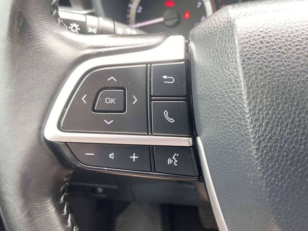 Used 2023 Toyota Highlander LE FWD image 31
