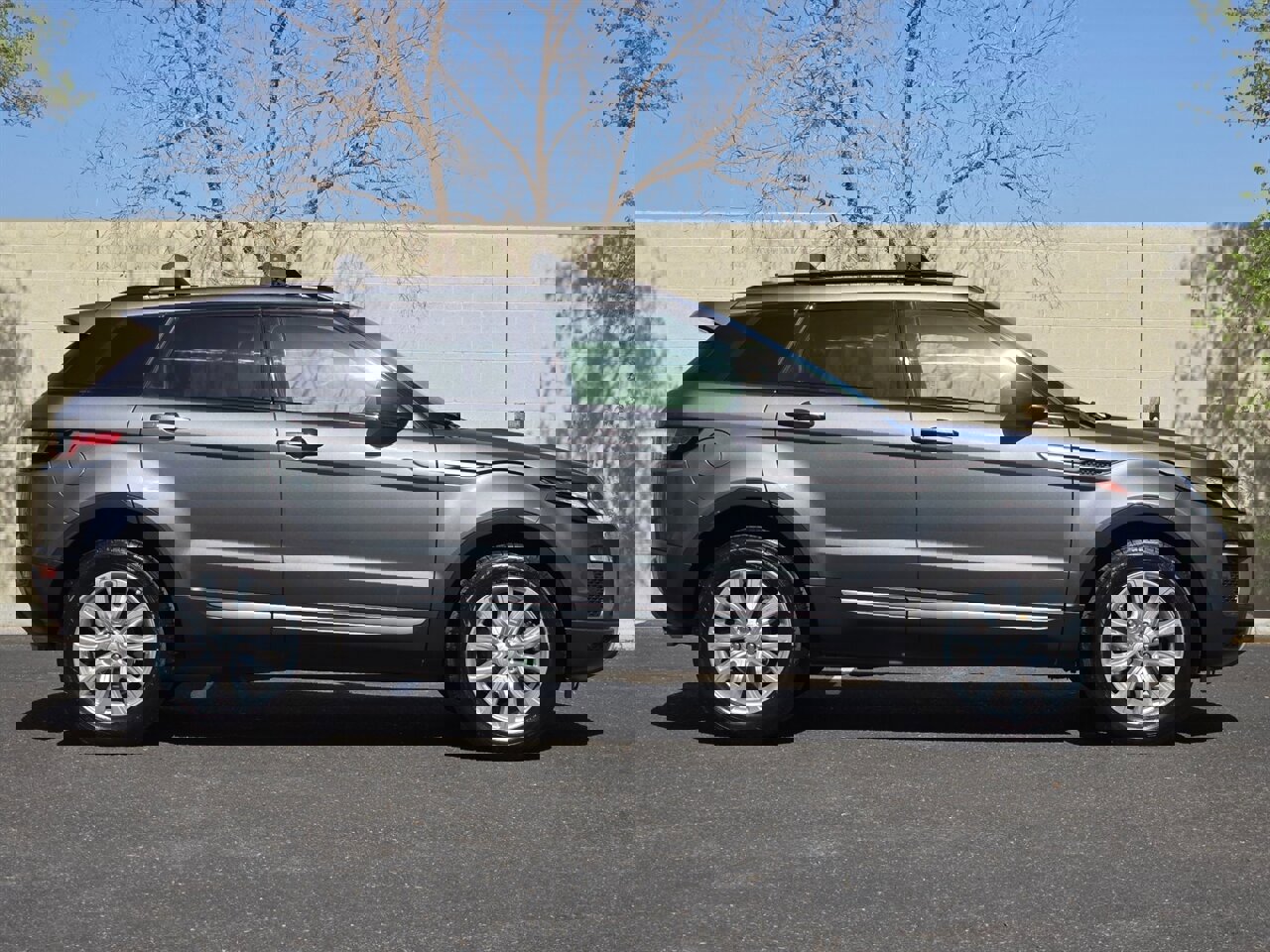 Used 2017 Land Rover Range Rover Evoque SE image 11