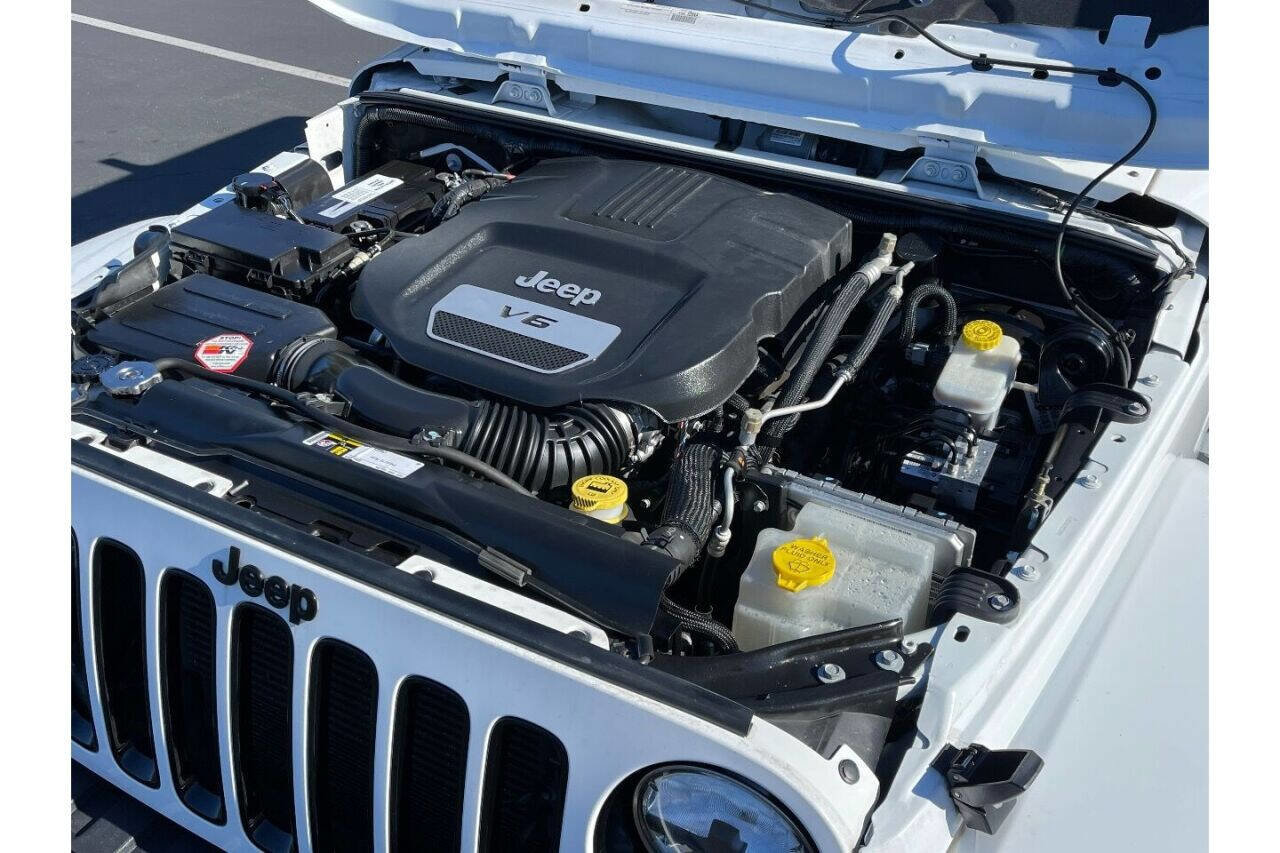 Used 2015 Jeep Wrangler Unlimited Sahara image 17