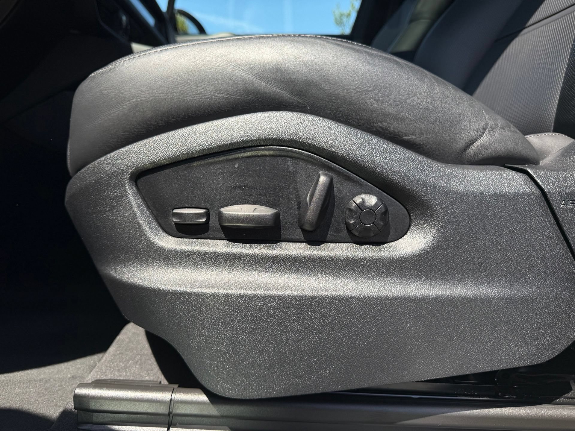 Used 2025 Porsche Cayenne S AWD/4WD image 30