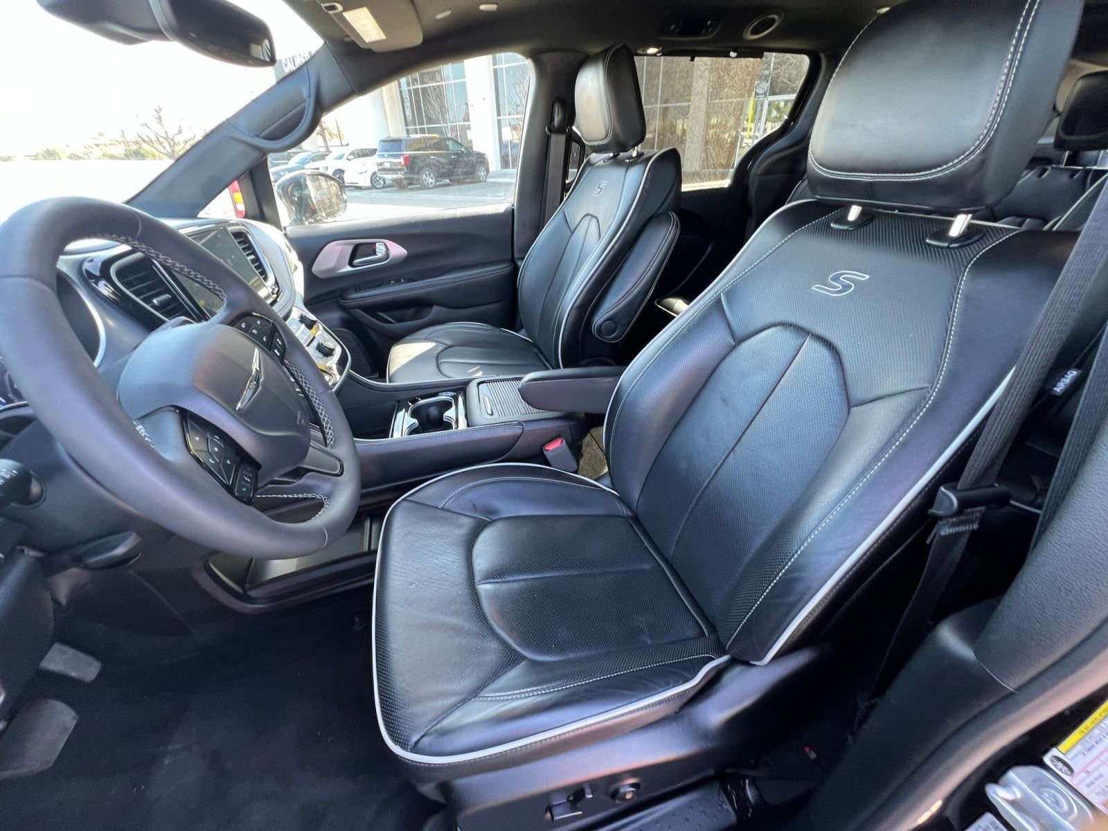 Used 2025 Chrysler Pacifica Limited image 29