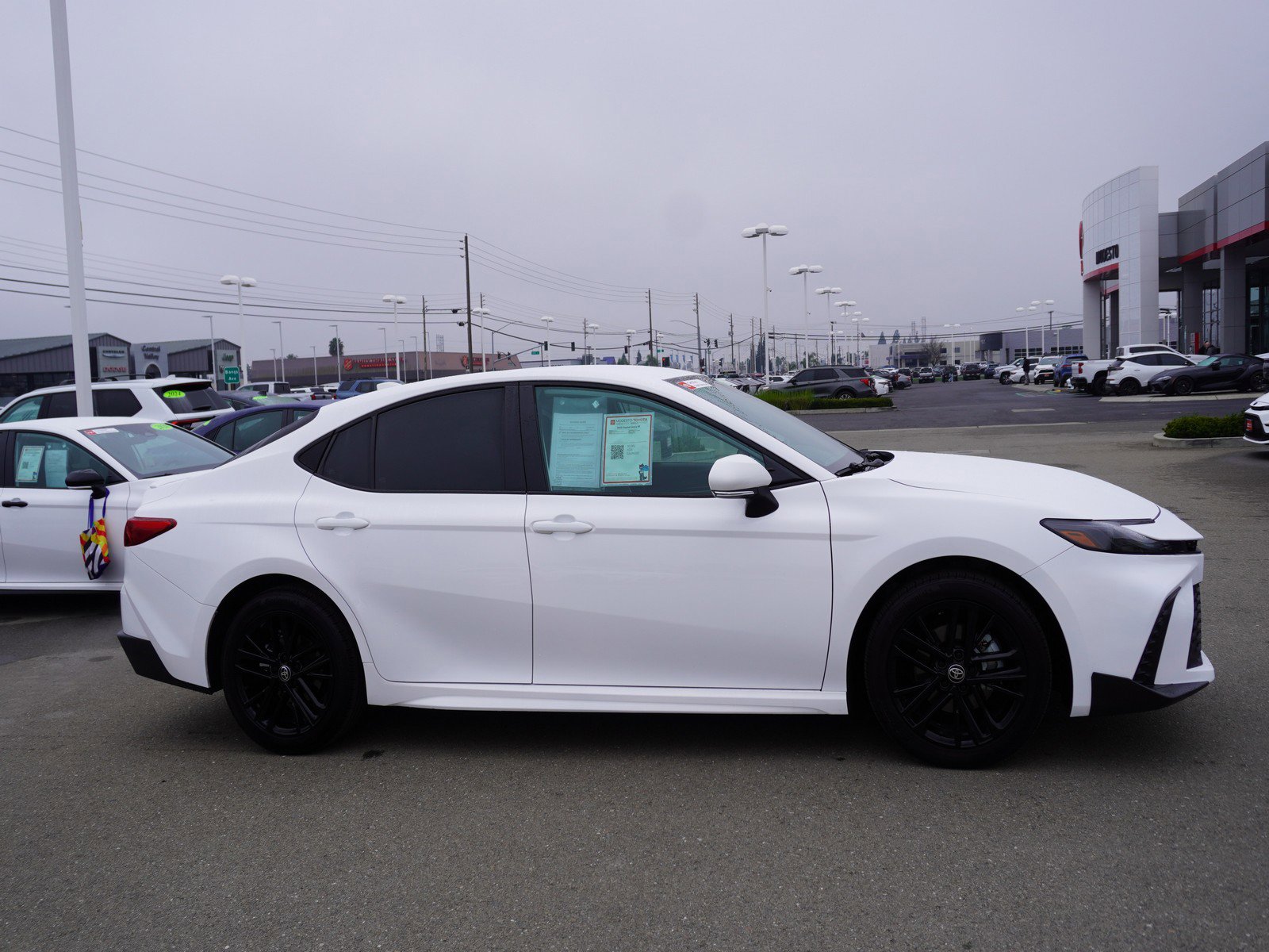 Used 2025 Toyota Camry SE image 4