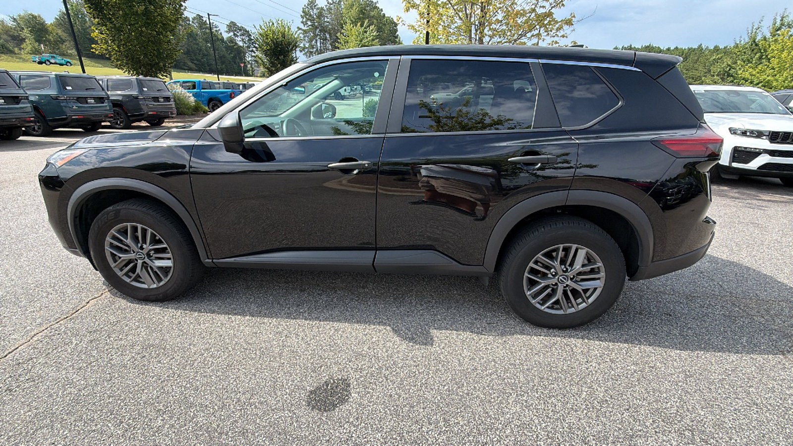 Used 2024 Nissan Rogue S AWD/4WD image 11