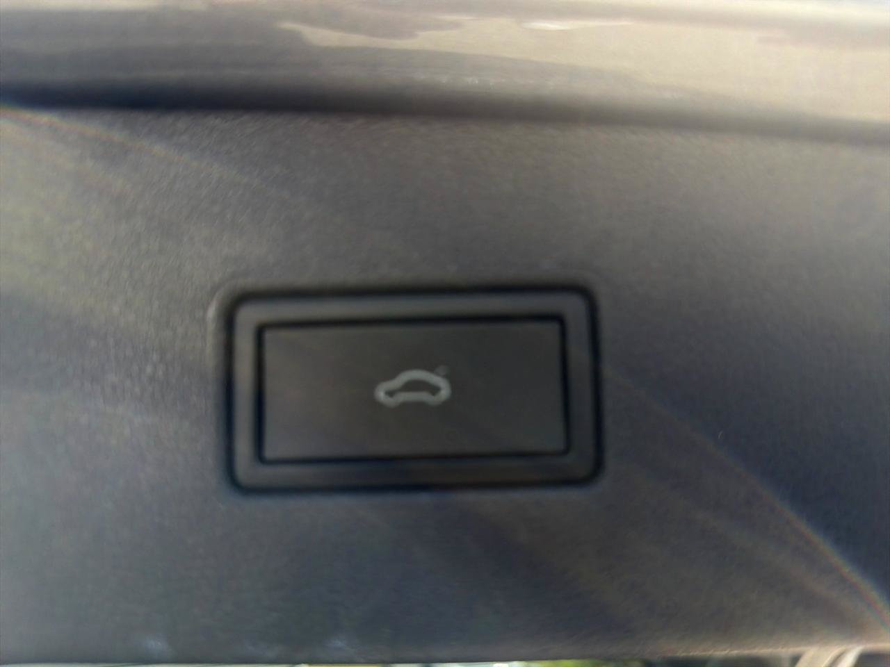 Used 2024 Volkswagen Tiguan SE AWD/4WD image 32