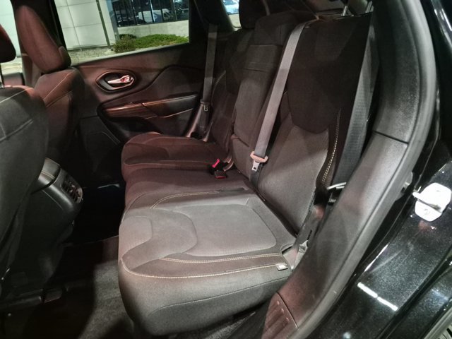 Used 2015 Jeep Cherokee Latitude w/ Cold Weather Group FWD image 18