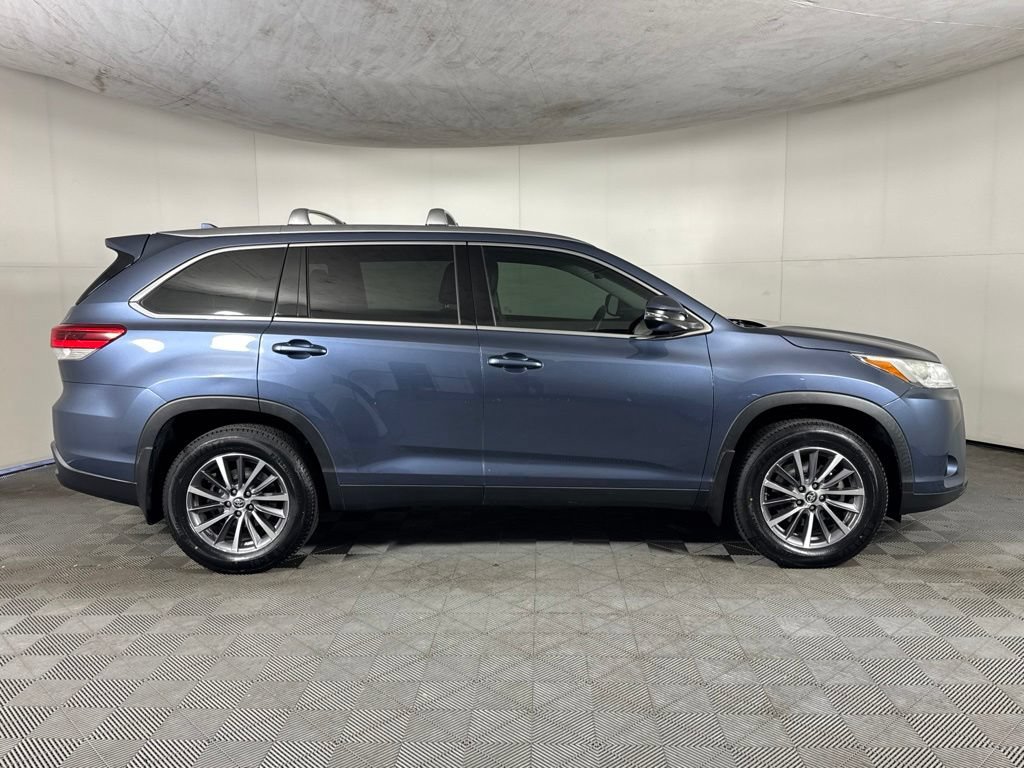 Used 2019 Toyota Highlander XLE AWD/4WD image 6