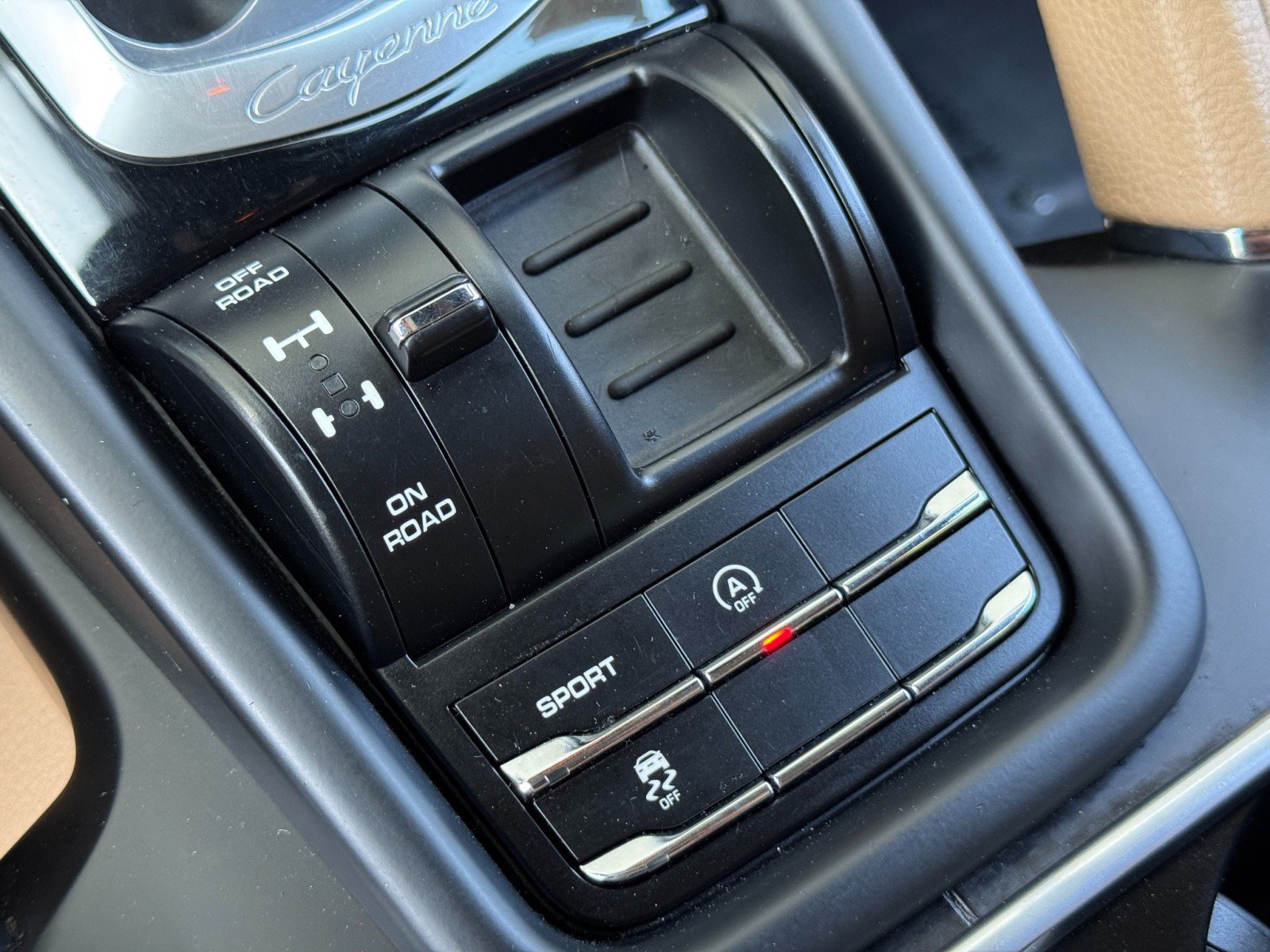 Used 2014 Porsche Cayenne Platinum Edition AWD/4WD image 27