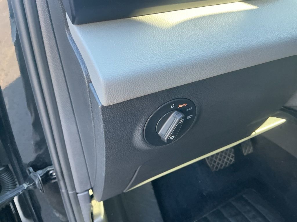 Used 2022 Volkswagen Taos SE FWD image 11