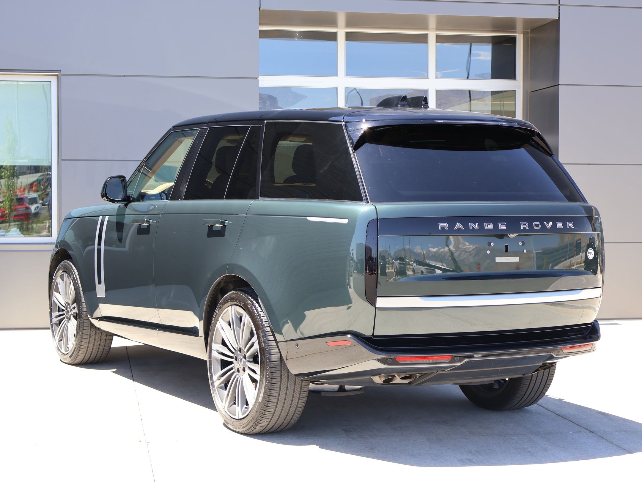 Certified 2025 Land Rover Range Rover SV AWD/4WD image 10