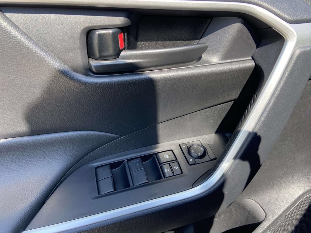 Used 2025 Toyota RAV4 LE AWD/4WD image 11