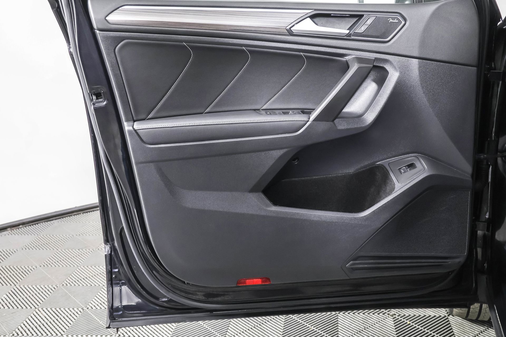 Used 2022 Volkswagen Tiguan SEL R-Line image 34