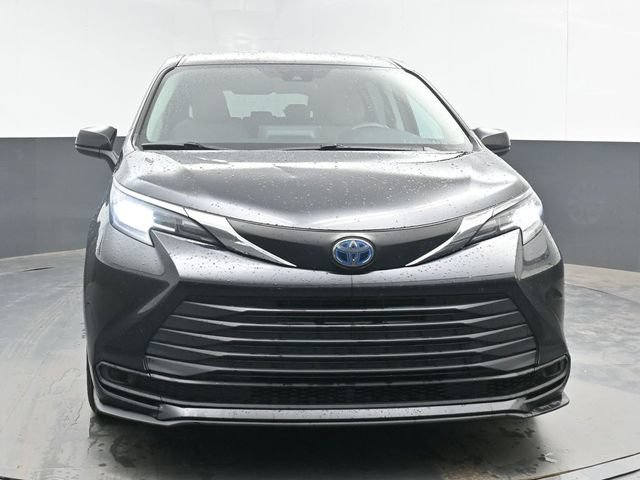 Used 2021 Toyota Sienna LE FWD image 3