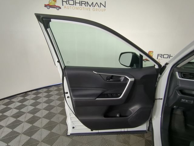Used 2021 Toyota RAV4 LE AWD/4WD image 18
