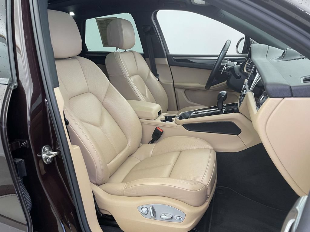 Certified 2023 Porsche Macan AWD/4WD image 23