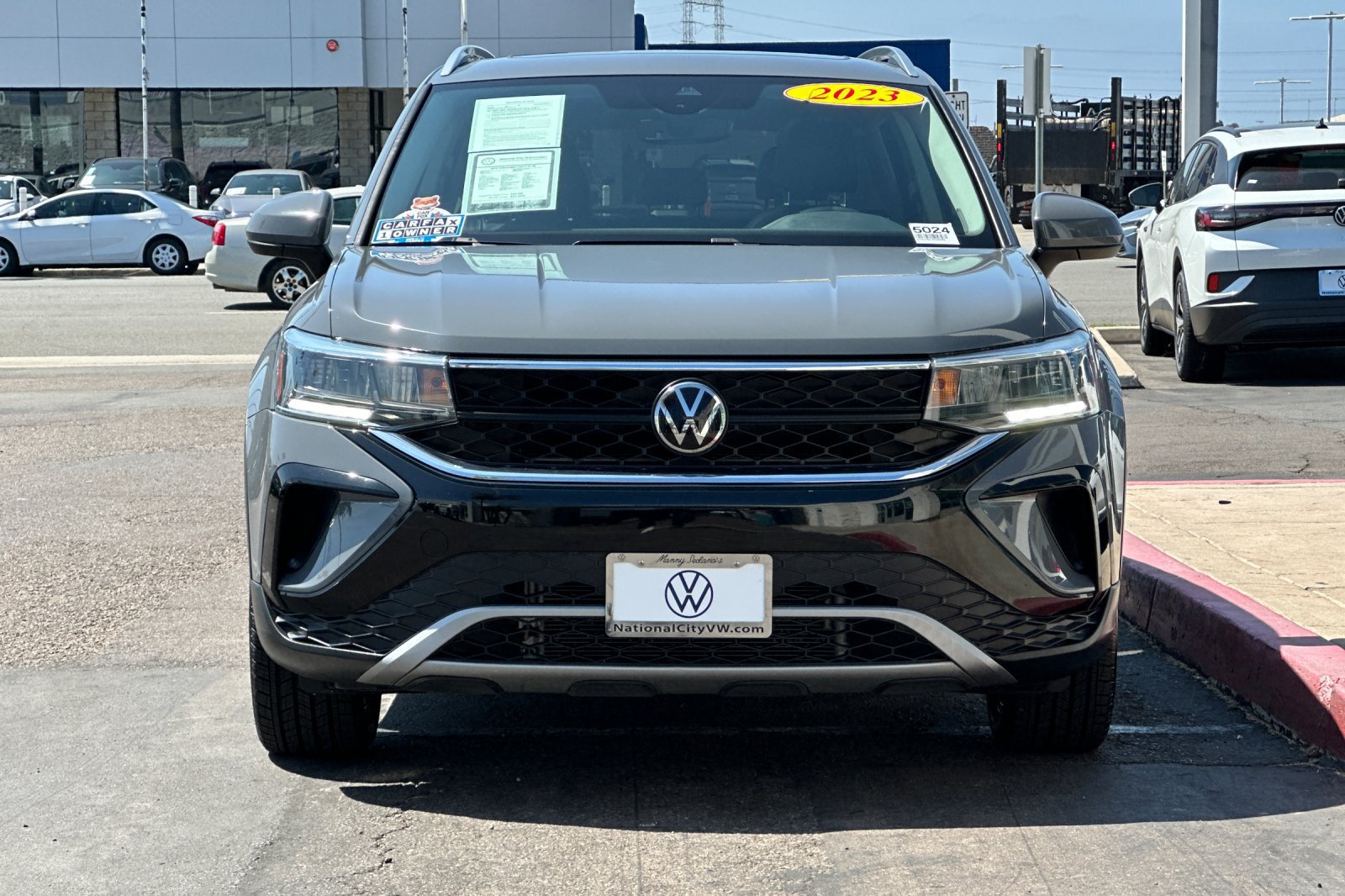 Used 2023 Volkswagen Taos SE w/ Panoramic Sunroof Package FWD image 9