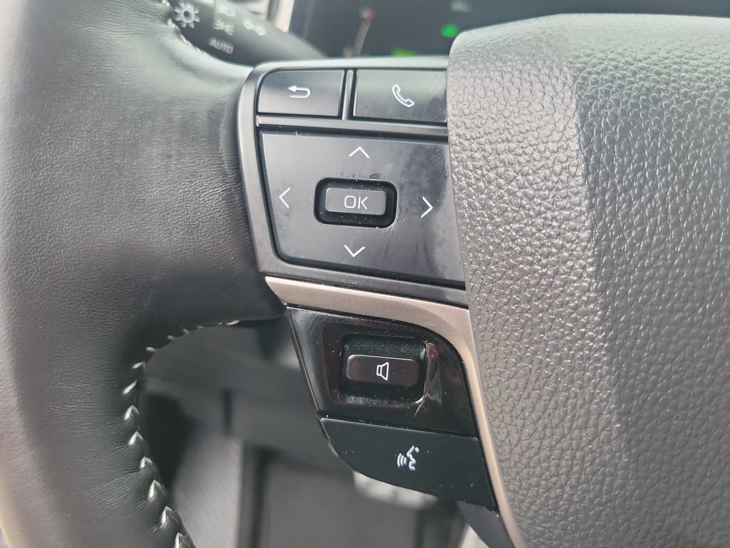 Used 2025 Toyota Camry SE w/ Convenience Package FWD image 19