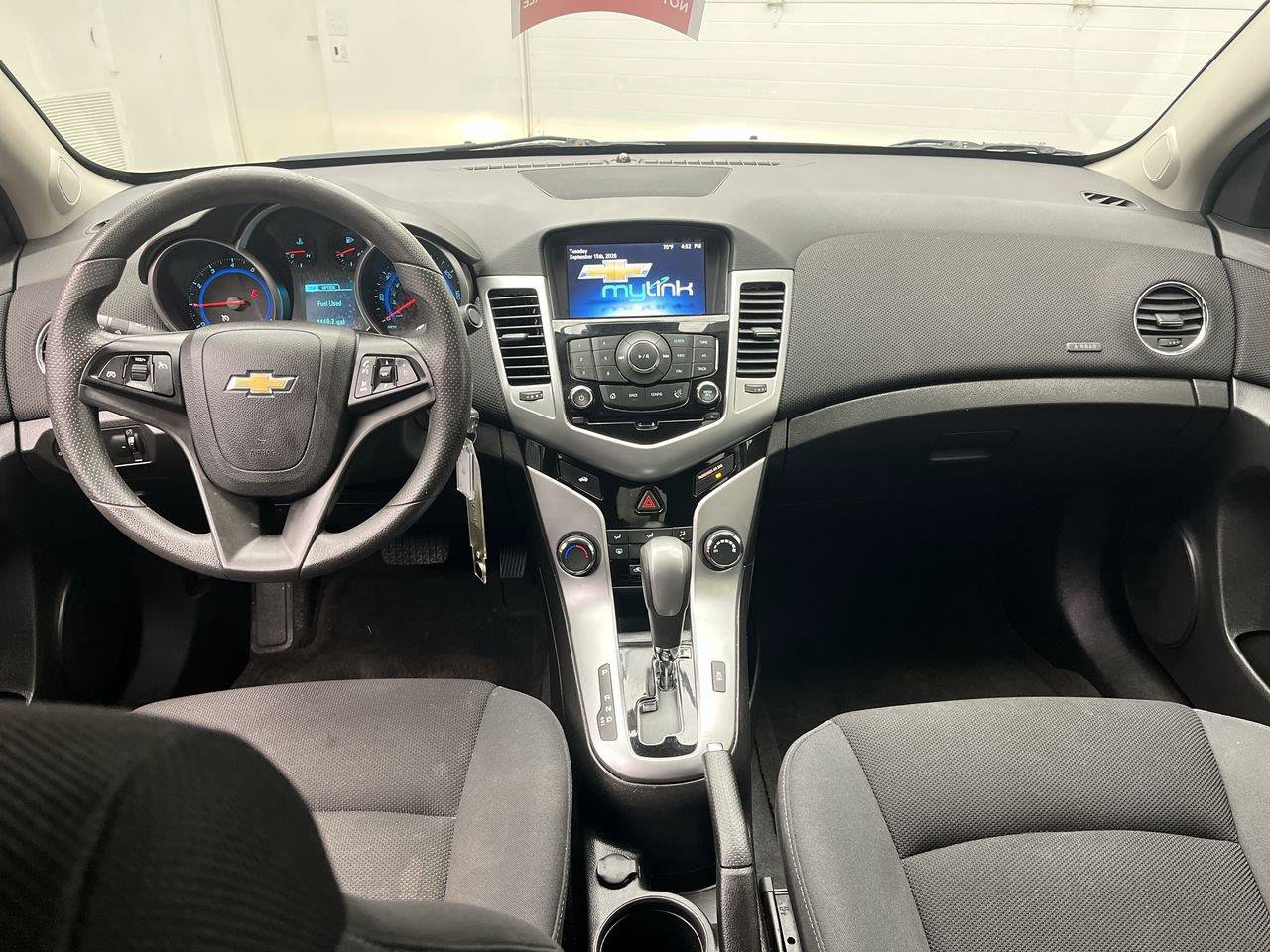 Used 2016 Chevrolet Cruze LT w/ Technology Package FWD image 4