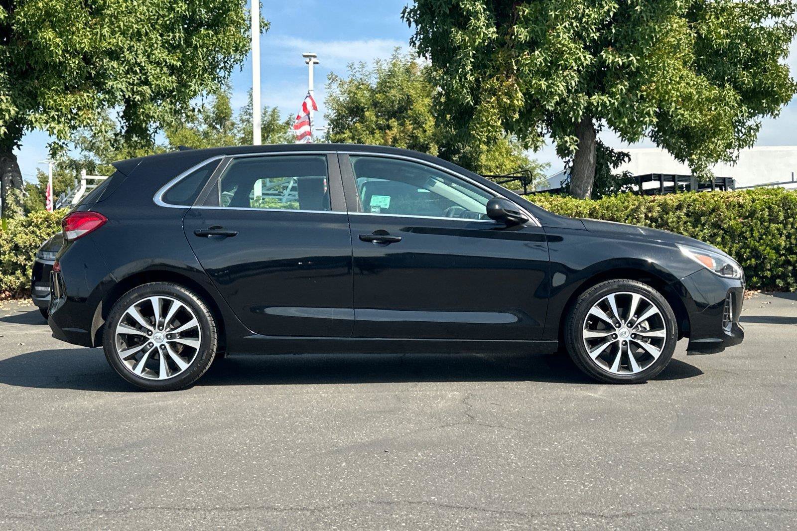 Used 2020 Hyundai Elantra GT FWD image 2