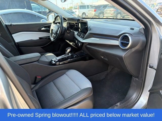 Used 2024 Chevrolet Trax LT w/ Sunroof Package FWD image 13