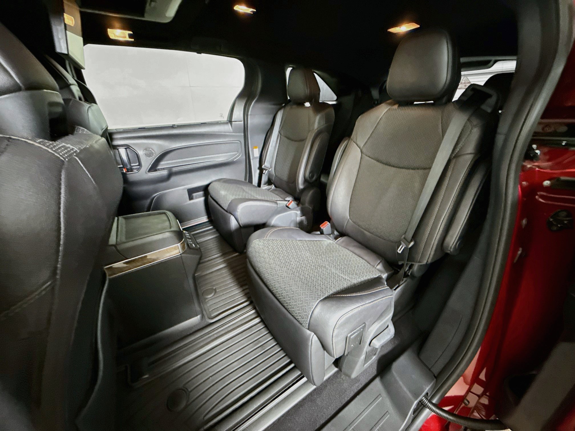 Used 2025 Toyota Sienna Platinum AWD/4WD image 24