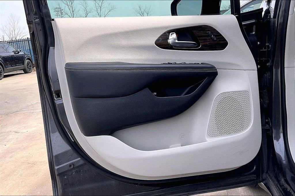 Used 2023 Chrysler Pacifica Limited image 23