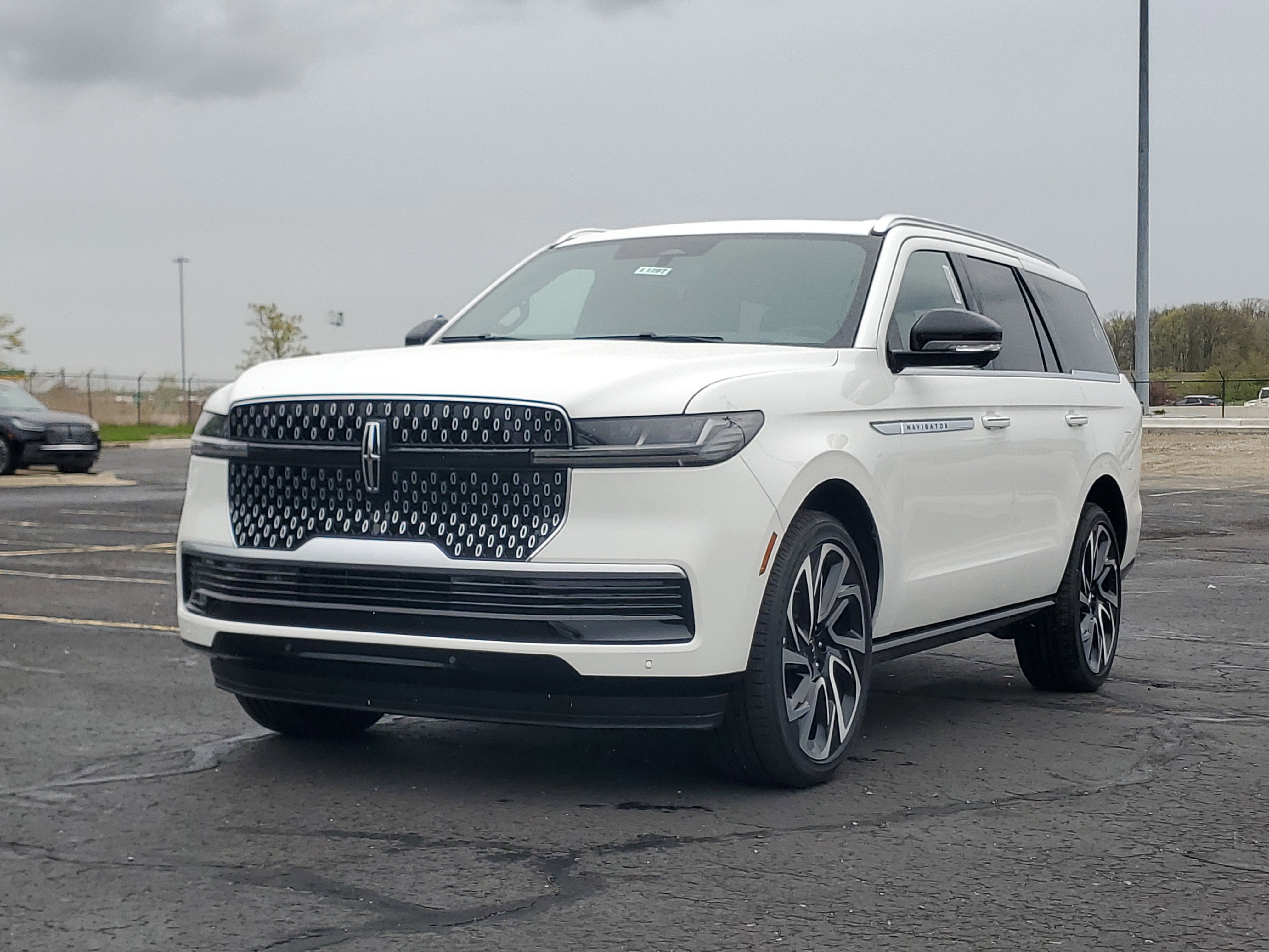New 2026 Lincoln Navigator Reserve AWD/4WD image 2