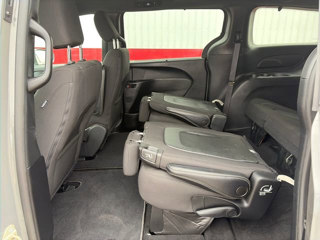 Used 2022 Chrysler Pacifica Touring AWD/4WD image 38