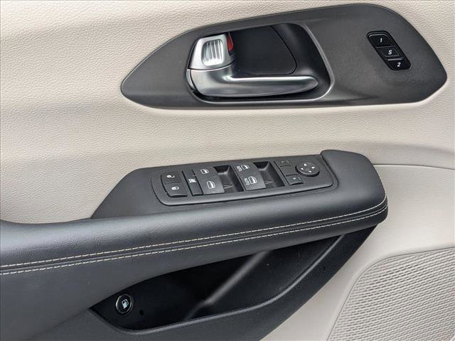 Used 2024 Chrysler Pacifica Select image 12