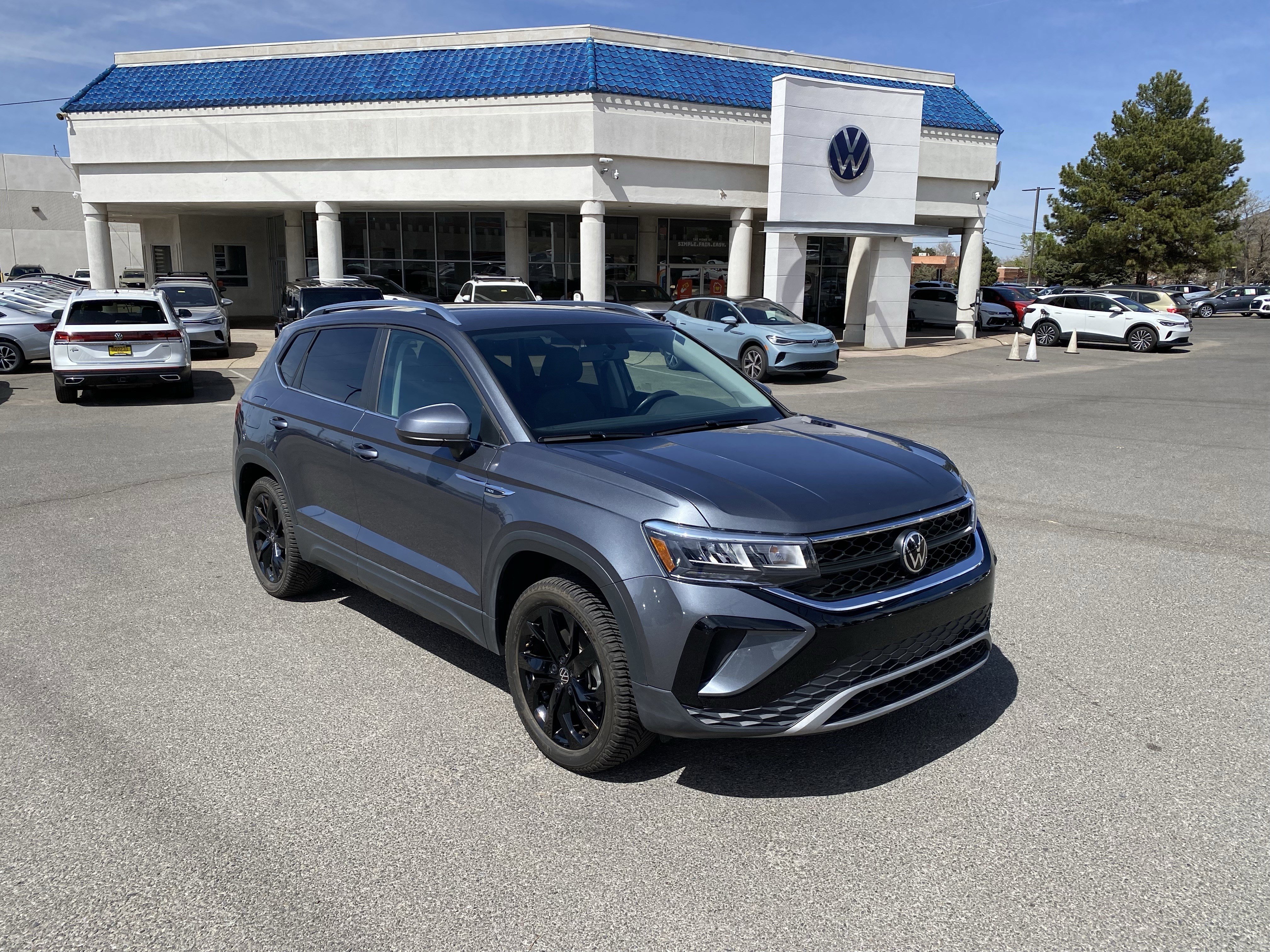 Certified 2022 Volkswagen Taos SE image 2