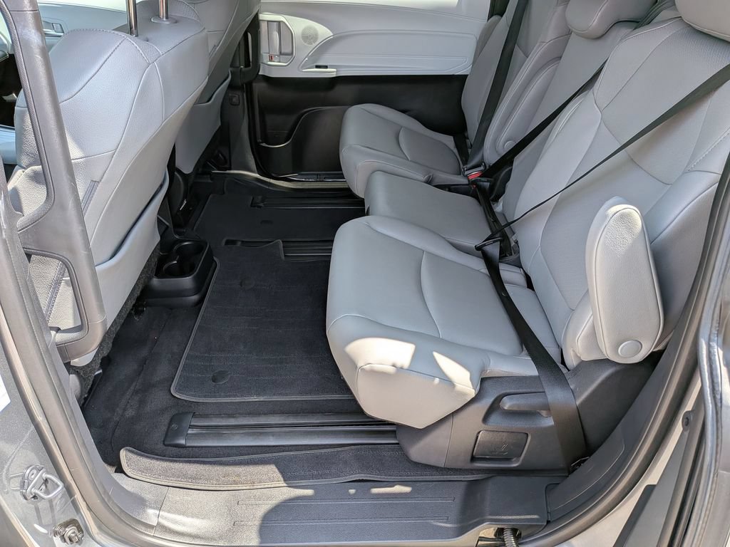 Used 2026 Toyota Sienna XLE FWD image 31
