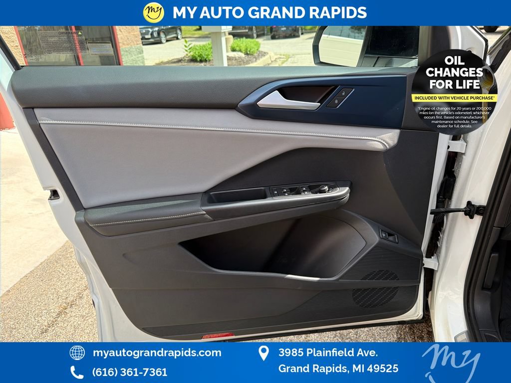 Used 2024 Volkswagen Taos SE w/ Panoramic Sunroof Package AWD/4WD image 10
