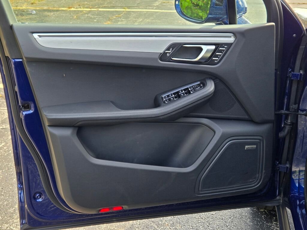 Certified 2025 Porsche Macan image 17