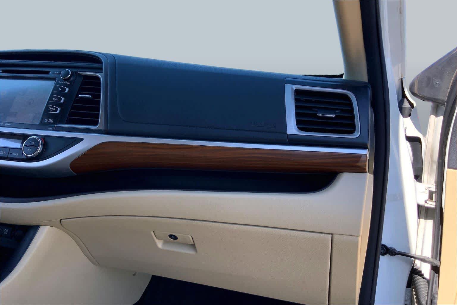 Used 2018 Toyota Highlander Limited Platinum FWD image 18