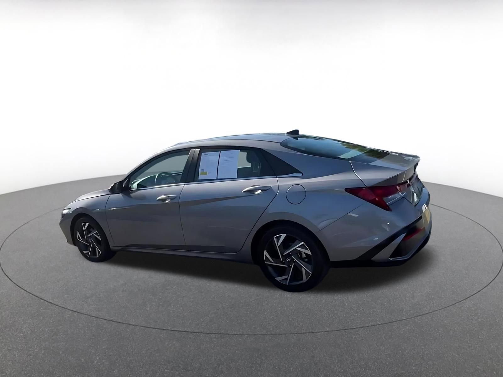 Used 2025 Hyundai Elantra SEL image 11